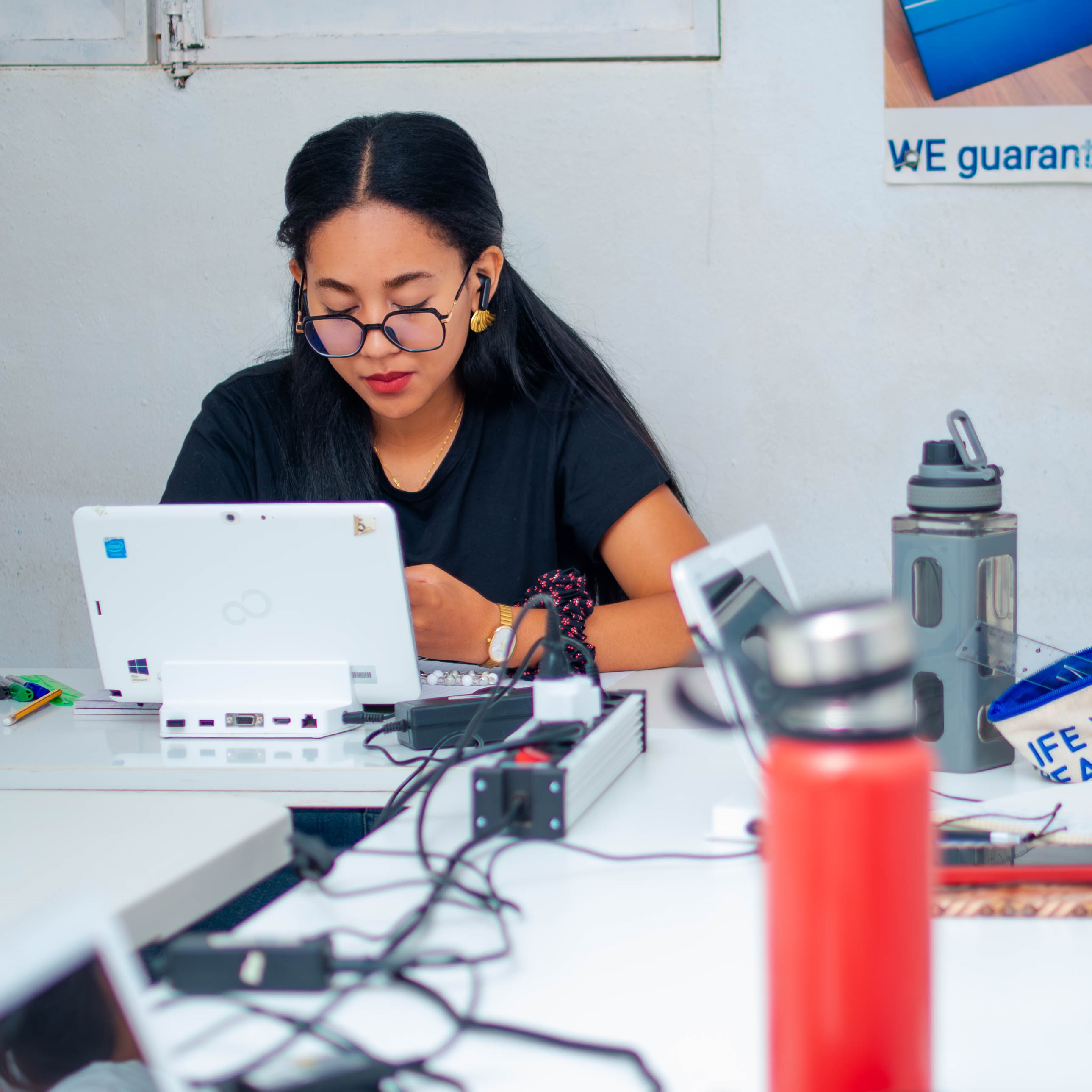 Étudiante P6TC Madagascar concentrée sur son apprentissage de l'anglais